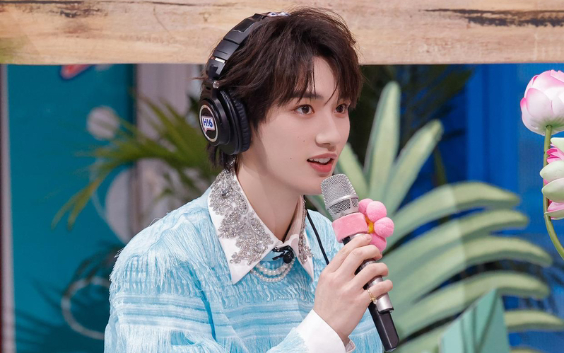 时代少年团丁程鑫,近期照片分享,白到发光的丁哥