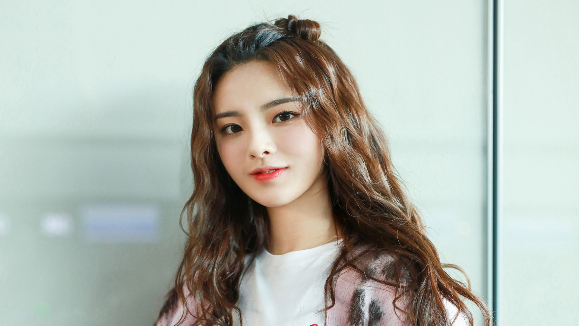 杨超越街拍写真高清图片壁纸