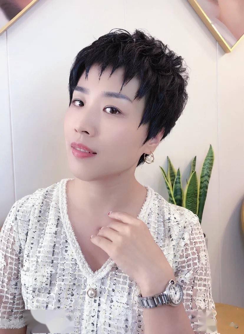 短发是我们很常见的发型,通常情况下刘海我们会修剪成自然的碎发效果