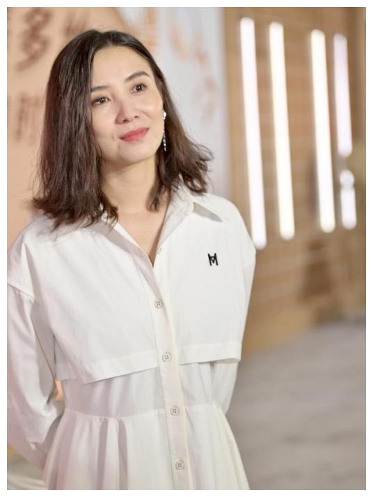 宋佳出席活动一改往日帅气风格穿小白裙女人味十足