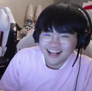 姿态直播向女友刘刘汪求婚 成功后笑嘻了-直播吧