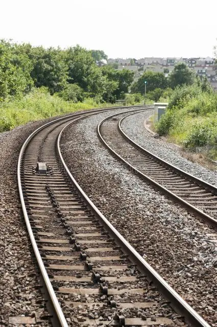 为什么铁路上要放一排蘑菇钉,火车来了还要压一压,干嘛用的?