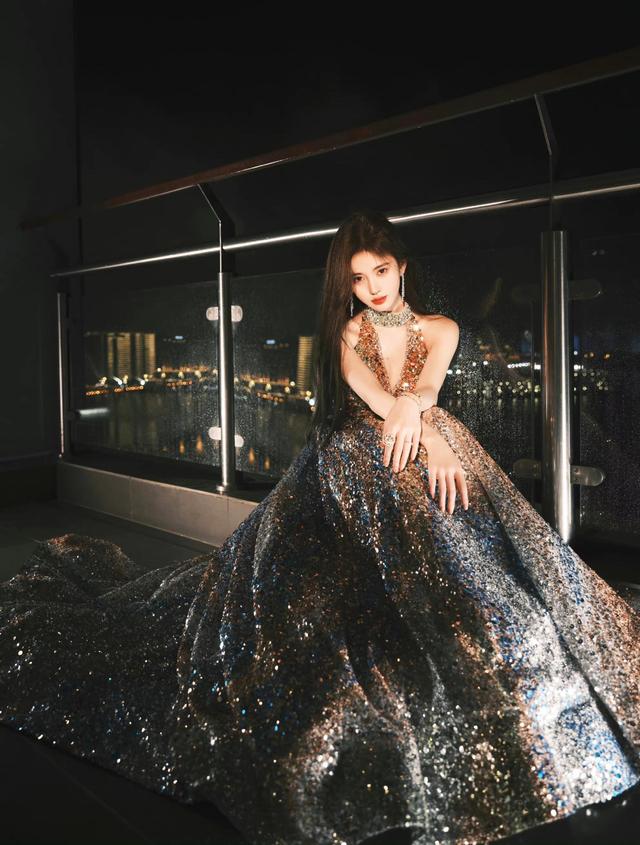 鞠婧祎红毯造型好美,一身金色流彩亮片礼服优雅高贵,女神范十足