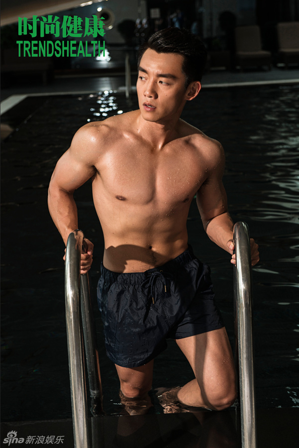 郑恺难得地湿身半裸出镜,秀出完美身材和健康肤色,有力的手臂与腹肌