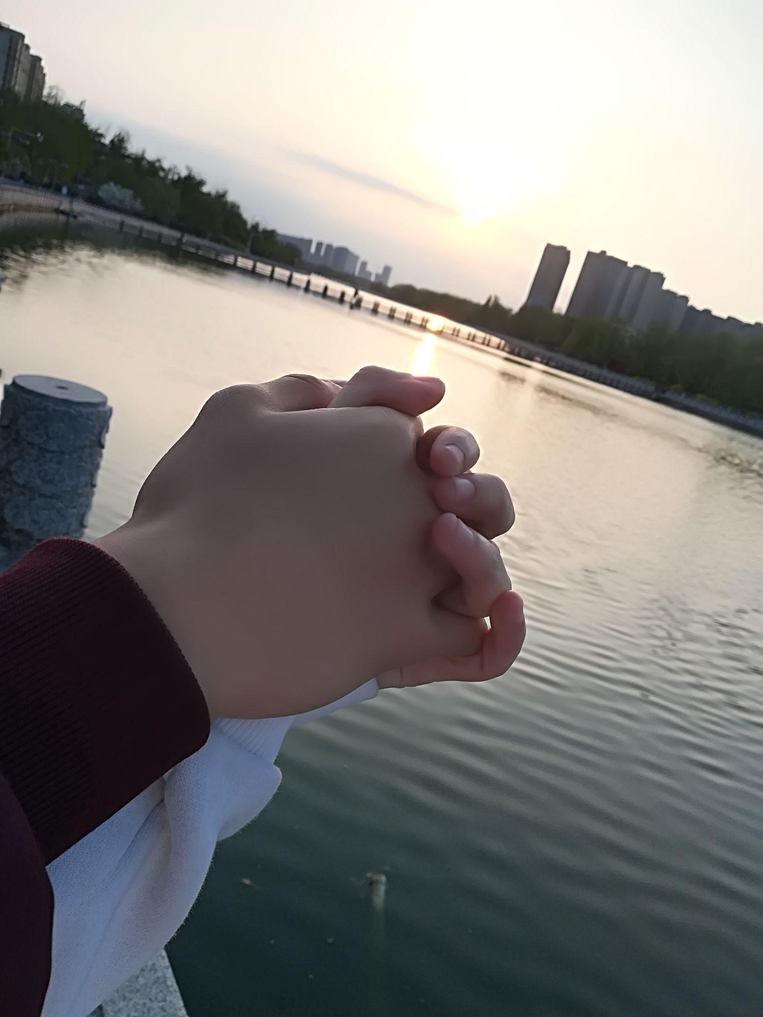 有没有大哥有手牵手的照片(只要手)? - 知乎