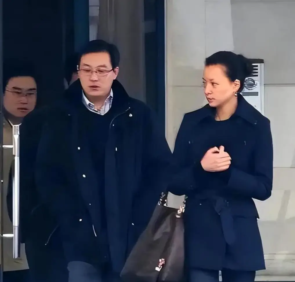 昔日央视一姐董卿与老公罕合体,她紧挽老公小鸟依人