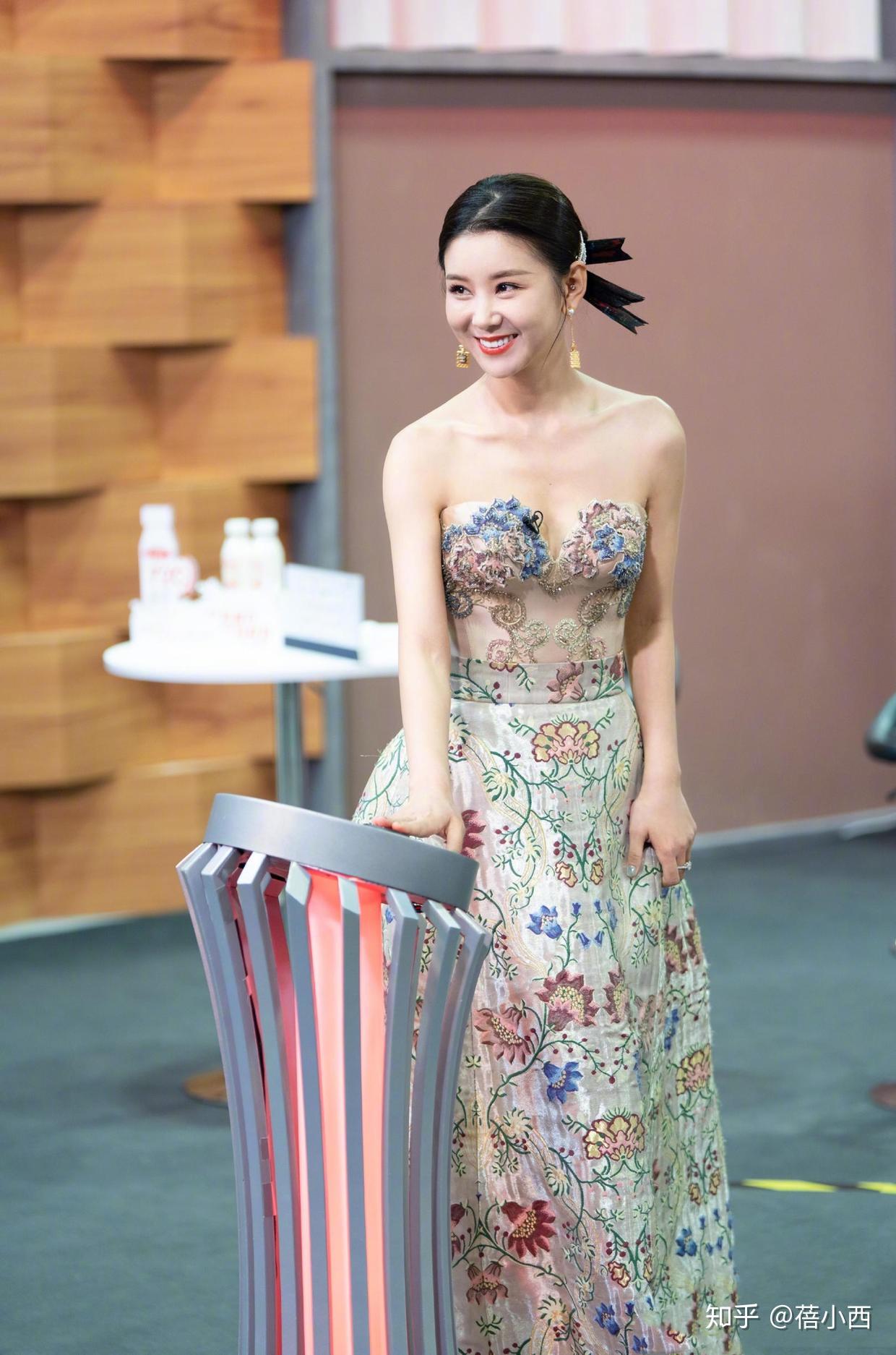 李小萌瘦了更像尤物女神一袭华丽连衣裙高调亮相气质惊艳