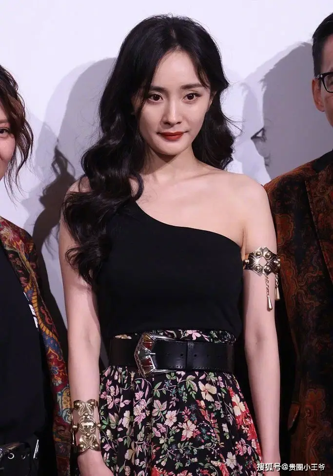 原创37岁杨幂陪酒照曝光素颜出镜少女感全无女神滤镜消失不见