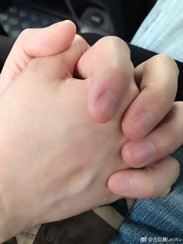 古巨基结婚三周年遇彩虹许愿和老婆甜蜜十指紧扣