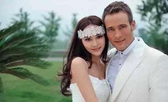 吴奇隆两任妻子对比这差距还真大没想到他前妻才是人生赢家