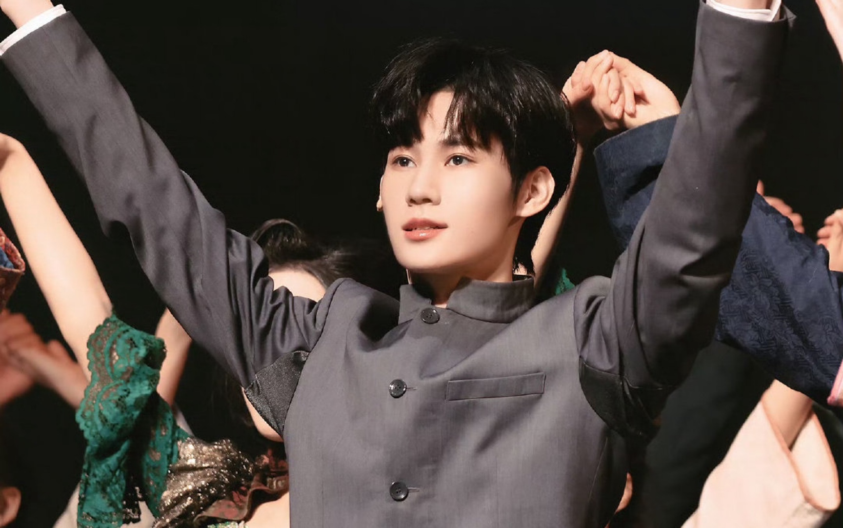 张真源音乐剧 家 结束后场内挥动的大旗喊的口号太好哭了 追星女的爱