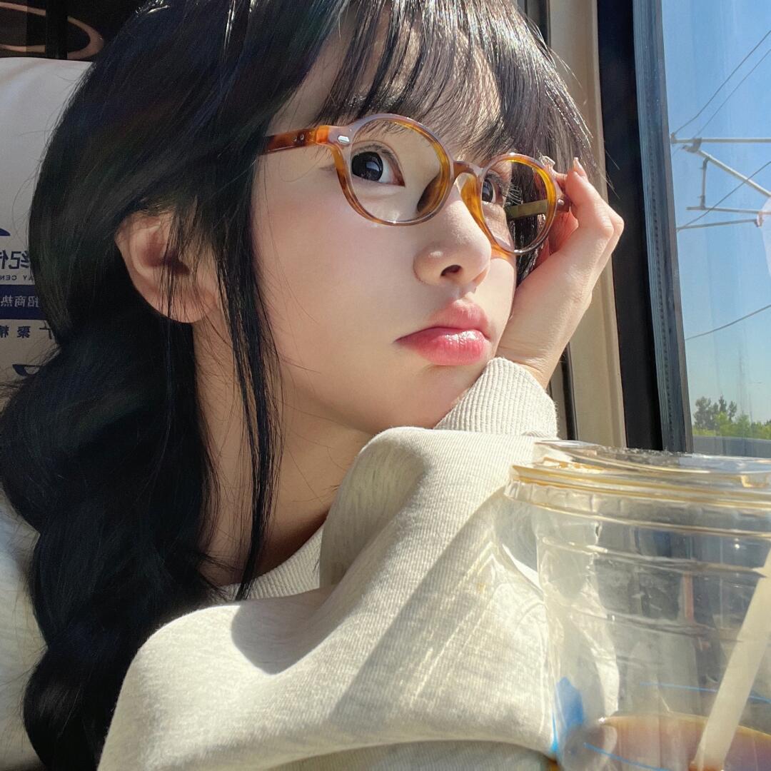 在动车上拍了800张自拍