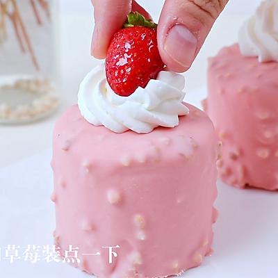 粉色的蛋糕体充满梦幻气息,入口酸甜清爽,多重口感交织在一起,超满