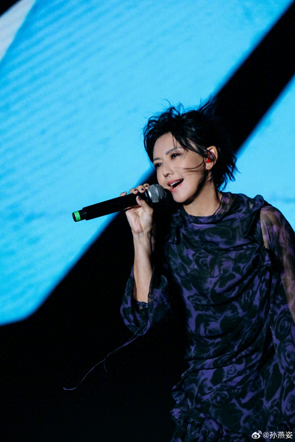 孙燕姿麦克风失灵的四分钟意外圈粉,黑色蕾丝裙搭黑色长靴,很酷_短发