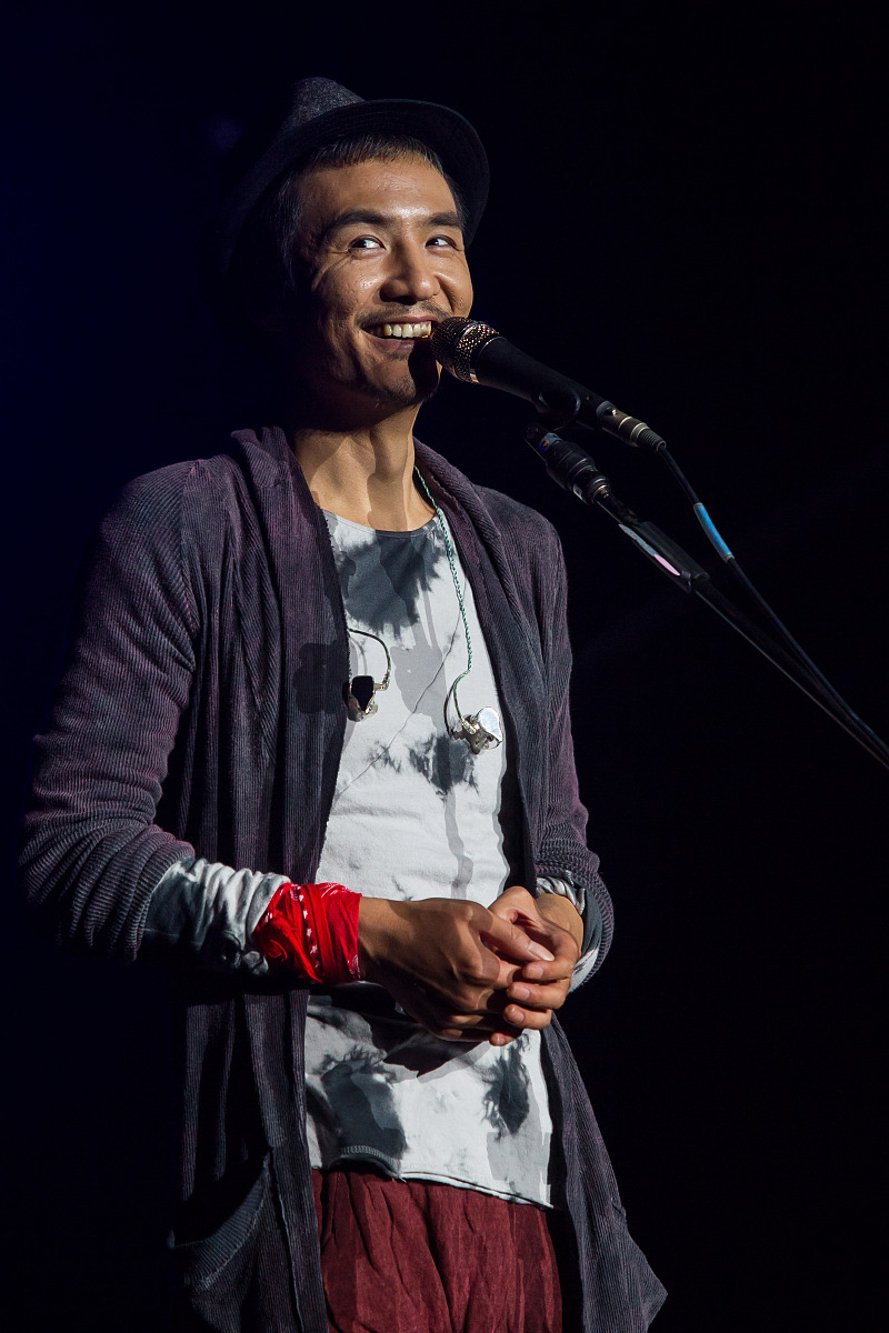 两年多乐队没有赚到钱,之前上综艺,朴树很早就公开承认自己很缺钱,来