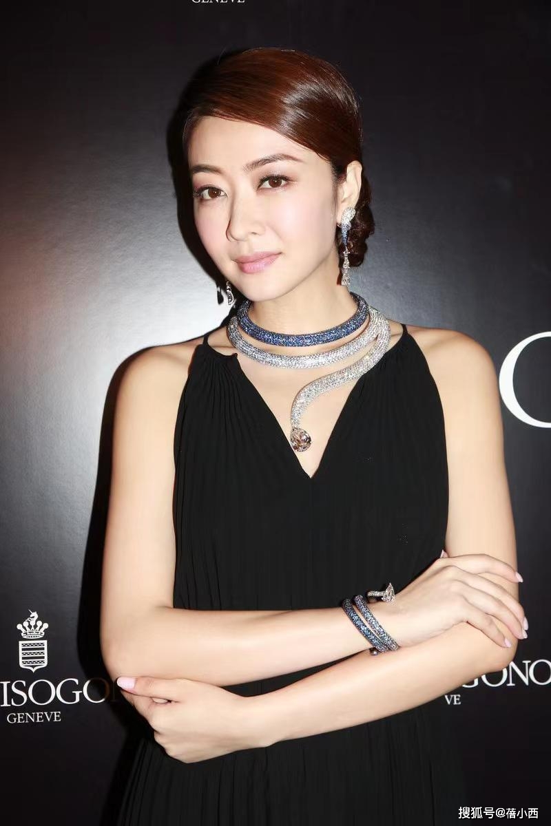 熊黛林穿黑色连衣裙出席活动,超模气场高级惊艳,好有阔太气质