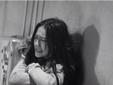 求一个女孩儿真在黑暗的角落里默默哭泣的图片.