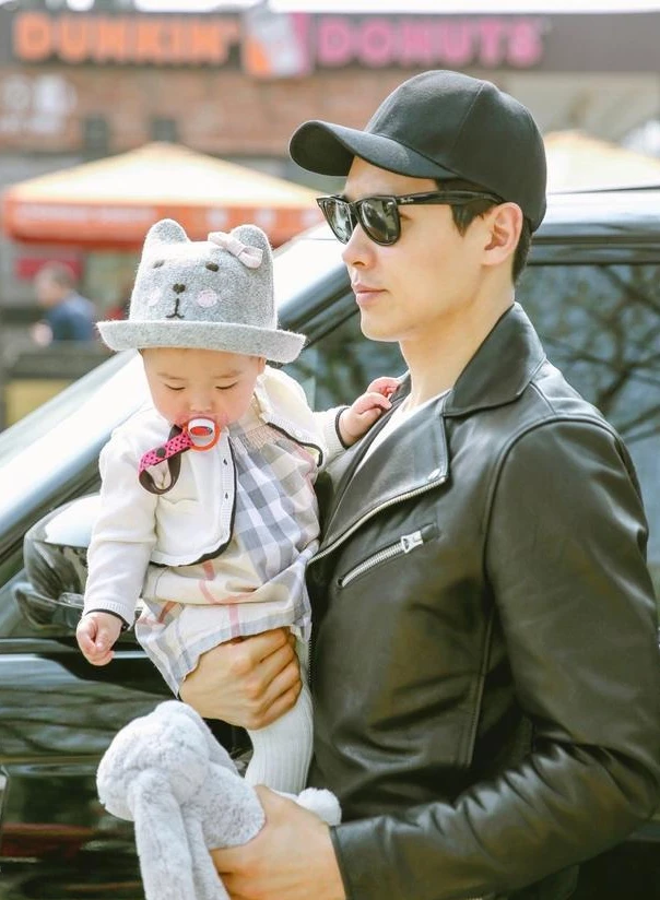 高云翔无罪回国后首次露面,独自现身超市购物,手上购物袋暴露经济状况