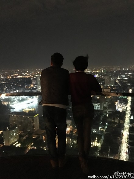杨乐乐晒与汪涵背影照 二人凭栏赏夜景