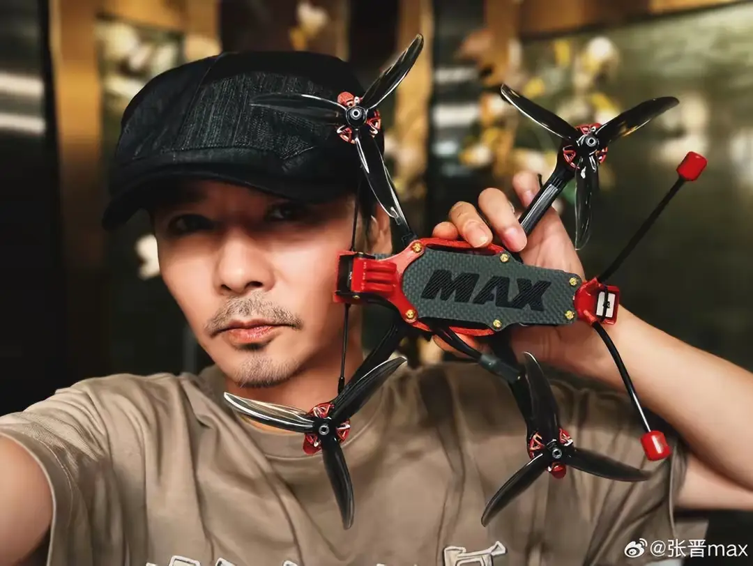 50岁张晋生日晒全家福,女儿如翻版蔡少芬,儿子搞怪可爱