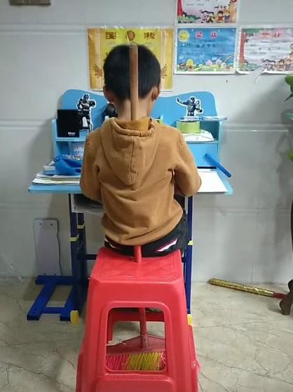 孩子做作业"驼背",妈妈巧妙改装塑料凳,网友都不淡定了