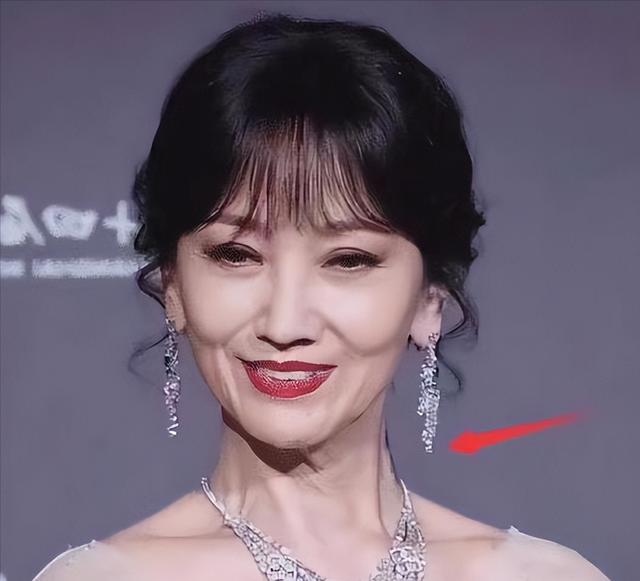 关掉美颜滤镜瞬间老20岁,说到冻龄女神很多人第一个想到的就是赵雅芝