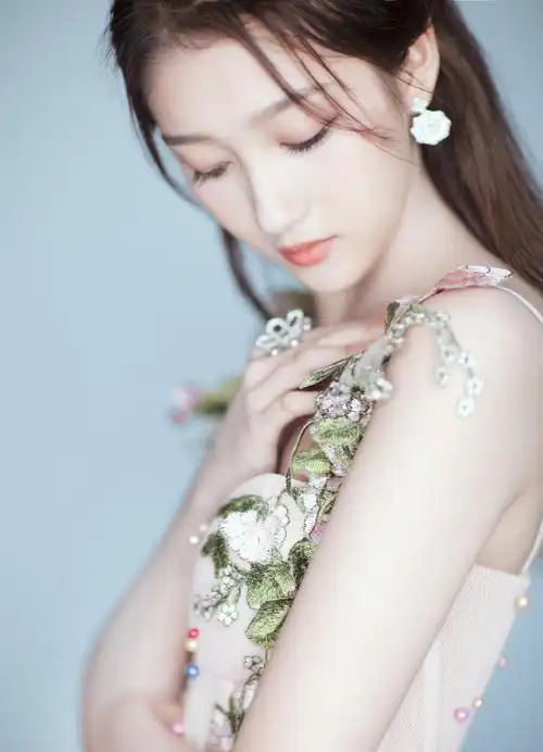 关晓彤图片关晓彤粉色长裙性感图片