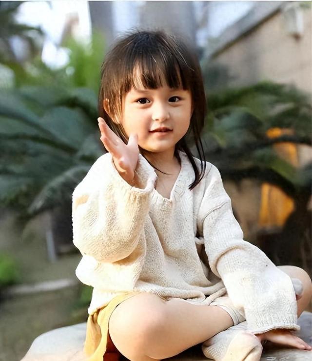 刘楚恬,这位昔日的童星,仿佛是精灵误入凡间,凭借她音乐与舞蹈兼备的