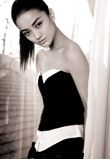 组图:"晚秋"朱杰黑白写真展露"狠"气质