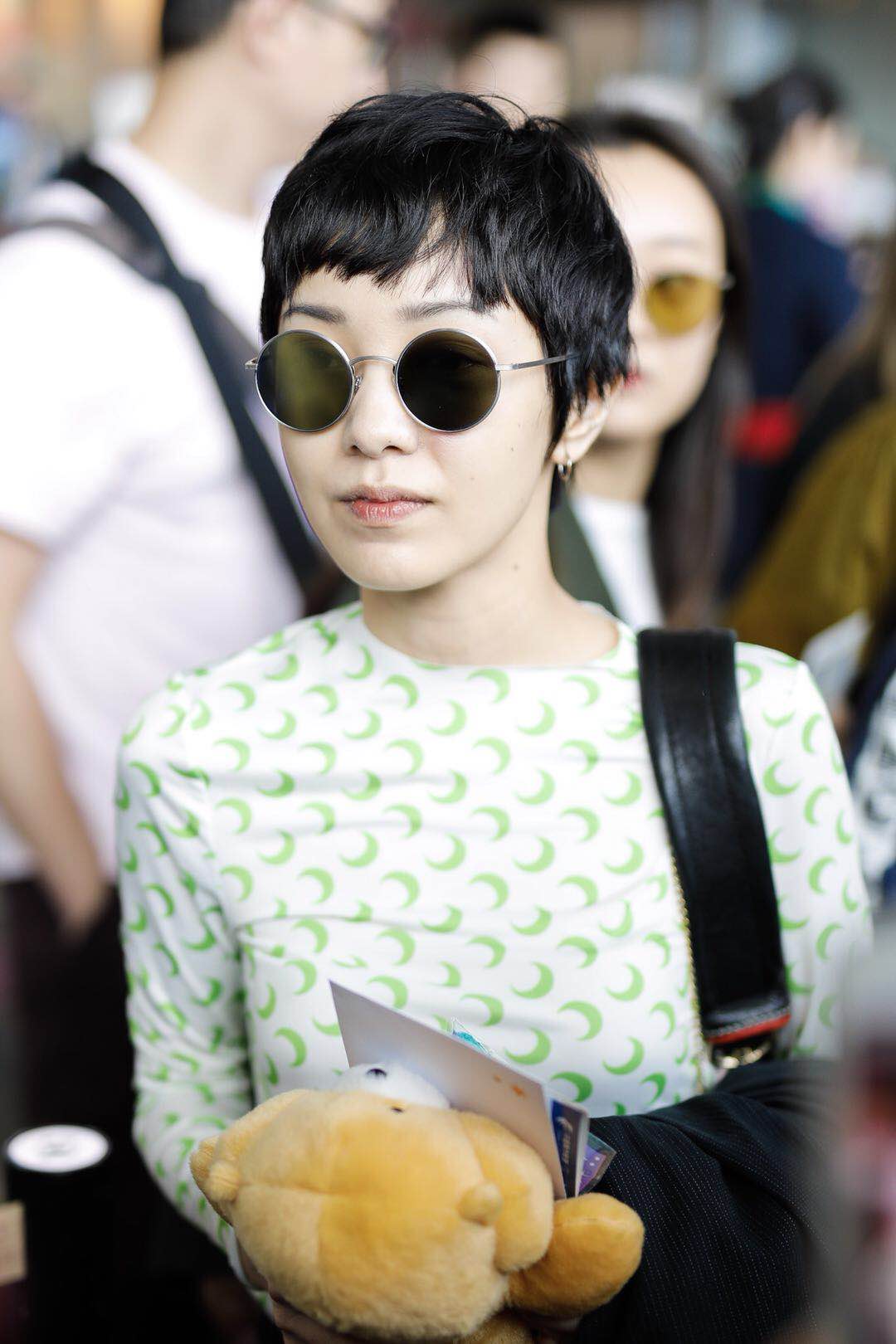 清新!郭采洁利落短发配印花上衣清爽养眼