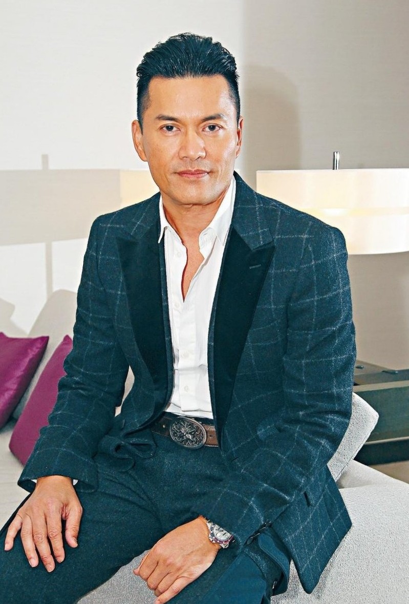 吕良伟携3婚娇妻出游,戴价值360万名表,女方穿着臃肿疑发福