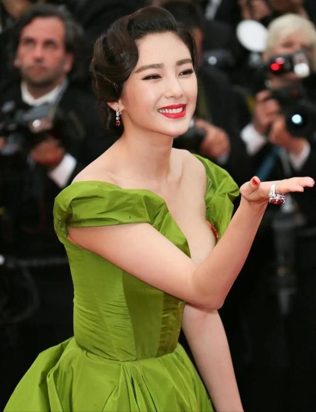 张雨绮是一位在圈内非常耿直的女星,当年因出演了星爷的的电影