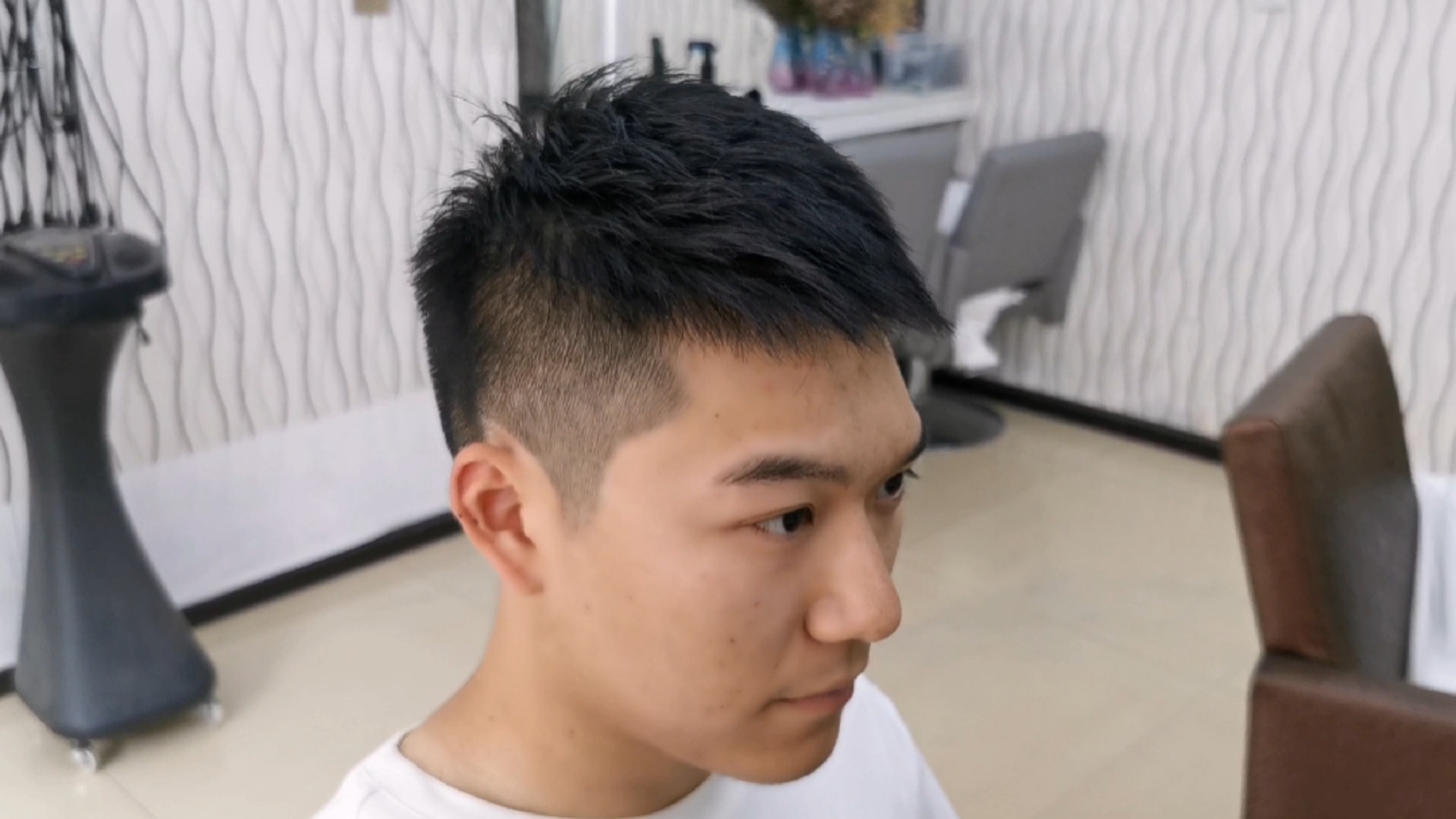 我是发型师#高颜值小伙剪了款网红短碎发型,时尚百搭又修颜,简单撬