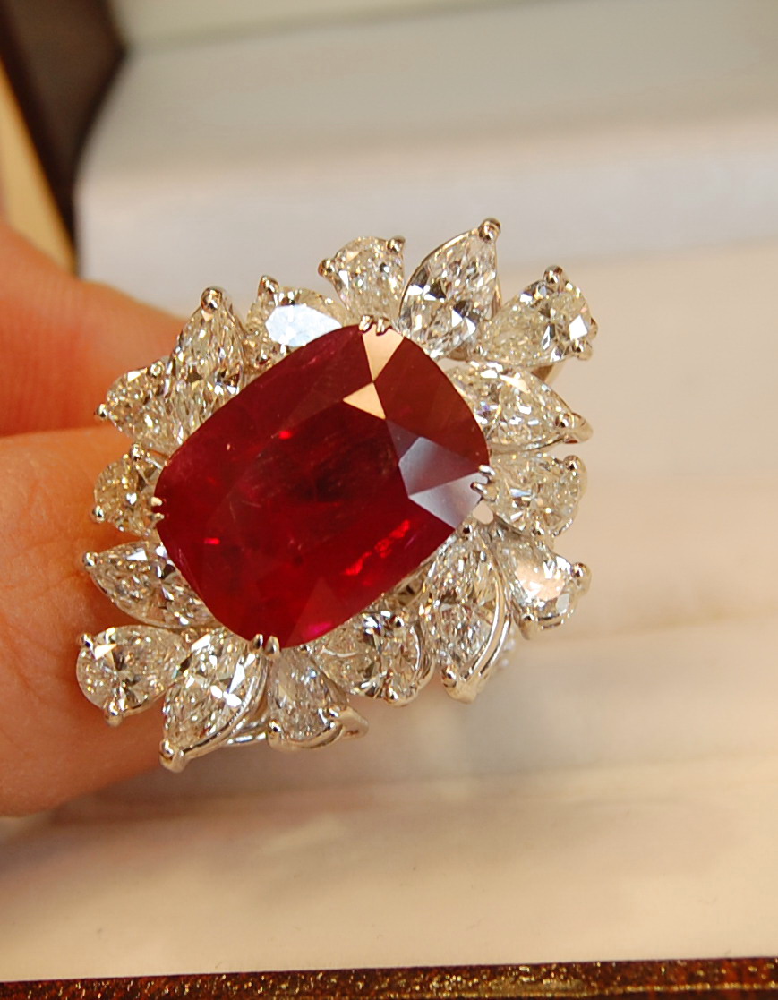 p>泰国红宝石,是泰国产的红宝石,泰国红宝石的颜色较深,透明度较低