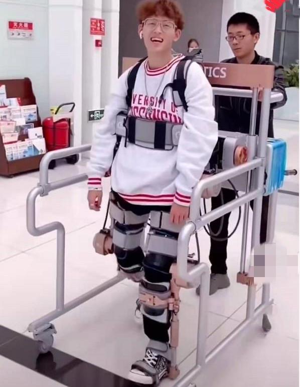 "机甲漫步"男孩,高位截瘫每天坚持走4小时,网友:又帅又阳光