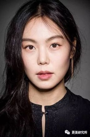 韩国女星金敏喜,五官平平整体却妖媚风情.