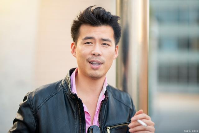 于和伟:娱乐圈的"隐形人"与家庭中的"暖心大叔"