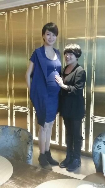 梁咏琪怀孕4个月与好友聚会大肚抢镜