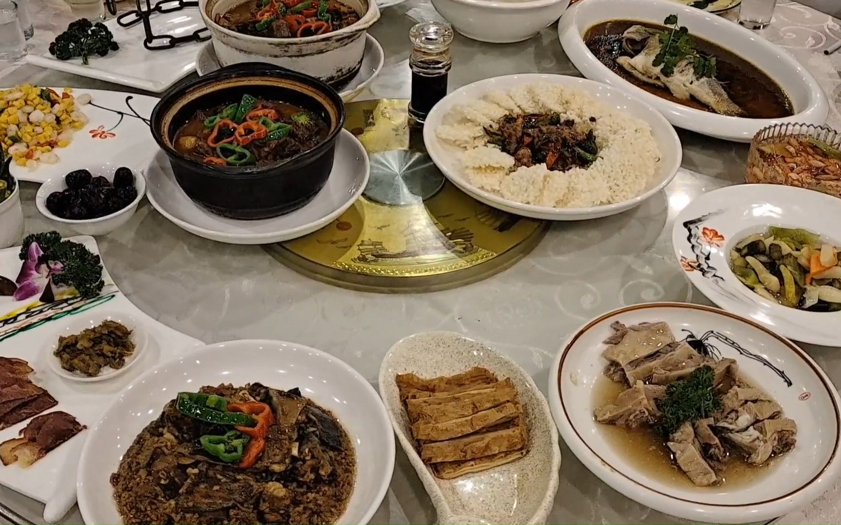 今天去好大哥酒楼吃680元一桌的大餐,连喝三杯白酒,这场面硬气_哔哩