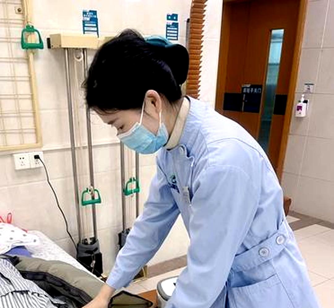 有些护士为什么会在接触人时戴口罩,但在工作台上却脱掉呢?