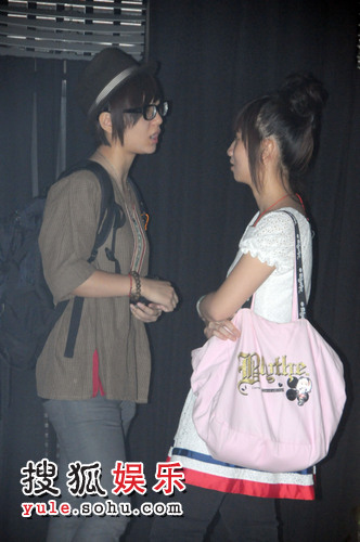 周笔畅露手背个性纹身 签约华谊无望逛夜店解闷