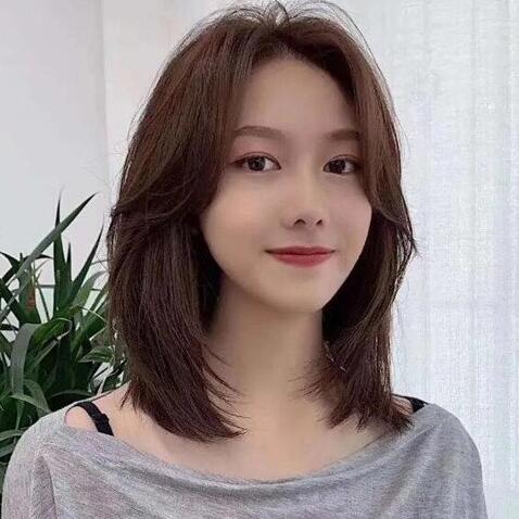 略有层次感的直发发型,非常小清新的感觉