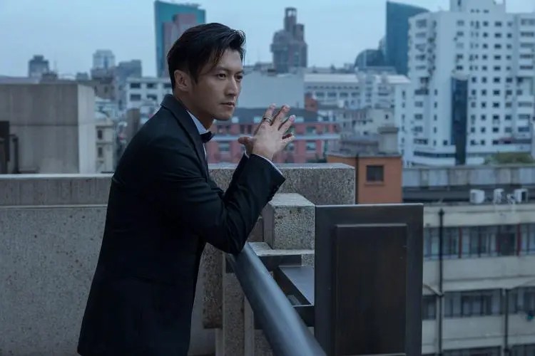 谢霆锋在演唱会中,把价值一套房的吉他摔坏,造就"疯狂演唱会"