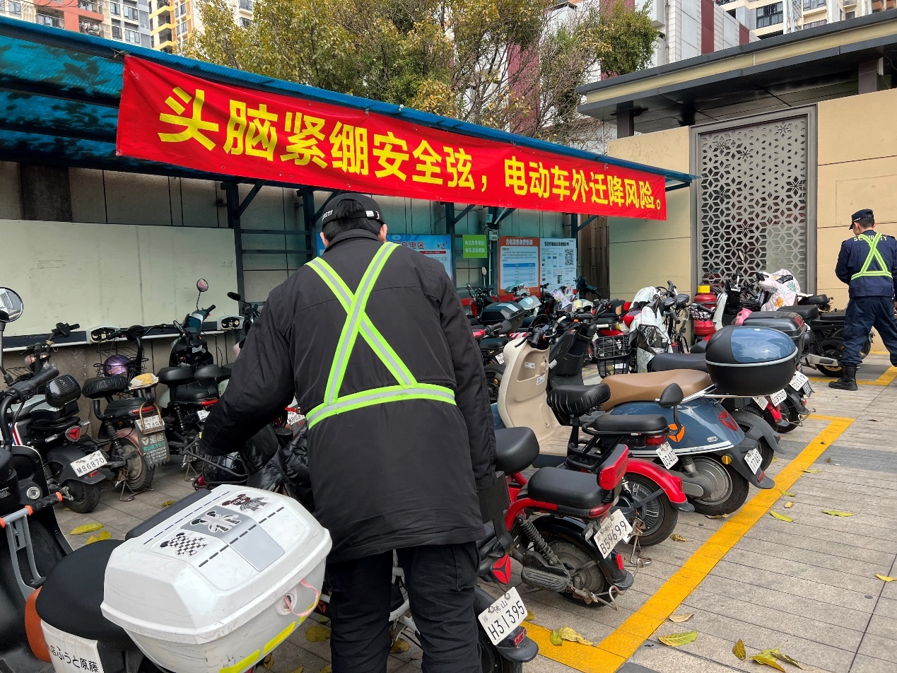 "小电驴"急需"大安全",万科物业探索电动车治理"良方"