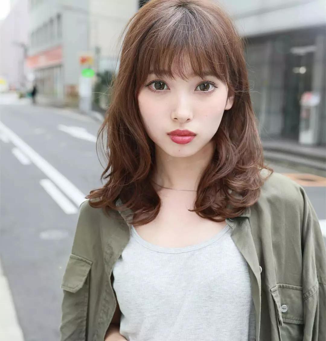 三四十岁女人发量非常多,适合烫什么发型?试试时髦减龄的弯弯烫