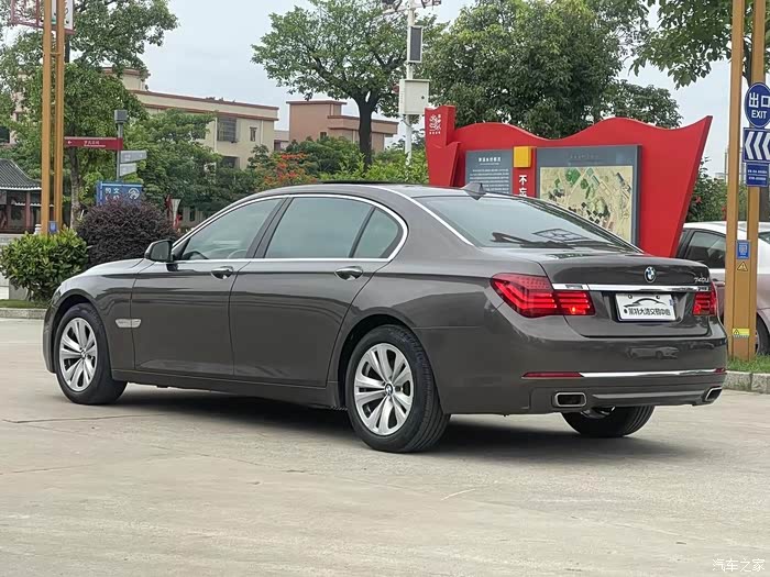 2013年上牌宝马740li领先版,新车100多万选装岩石灰