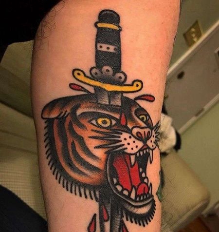 old school大臂匕首老虎纹身图案