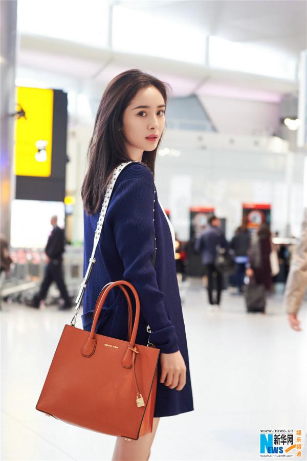 杨幂机场街拍玩转休闲风 造型活泼不失活力