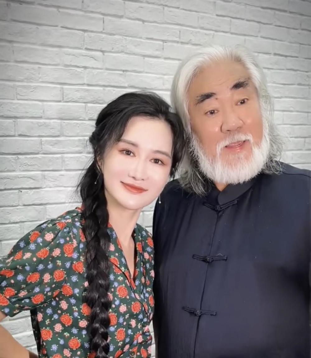 张纪中的第一任妻子王玎,两人是在山西插队时相识相恋的.