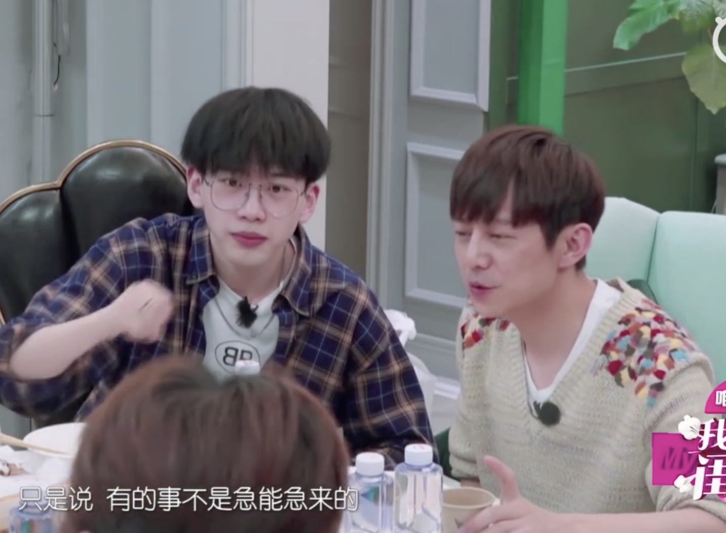 何炅与费启鸣恋爱假的!但亲密动作是真,与他的摸脸搂腰太幸福了